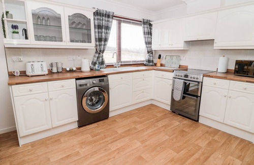 Jedburgh Cabaña | BROOMBAULKS FARM BUNGALOW, pet friendly, with open fire in Jedburgh
