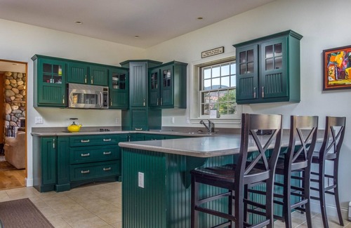 Sunday River Area Casa | Brownie- Comfy Modern Ranch Home w/Hot Tub