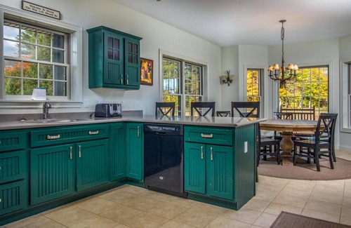 Sunday River Area Casa | Brownie- Comfy Modern Ranch Home w/Hot Tub
