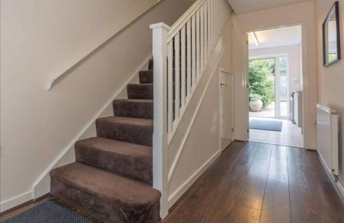 Birmingham Casa | BrumStay UK - 4 Bedrooms House with Garden, Parking and Fibre Broadband with speed upto 250mbps