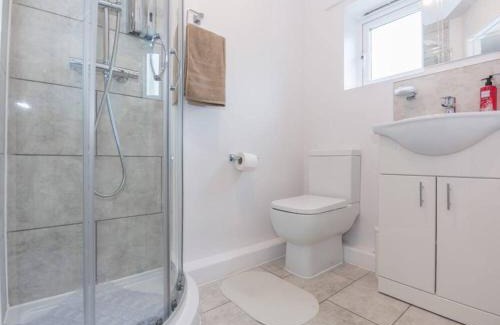 Birmingham Casa | BrumStay UK - 4 Bedrooms House with Garden, Parking and Fibre Broadband with speed upto 250mbps