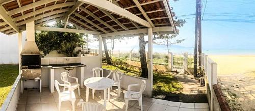 Zimbros Casa | Bruno Klemtz Casa frente Mar Pé na areia Lindo pátio com gramado privativo Ar Split WIFi - 6 x sem juros
