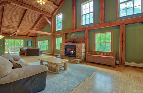 Waynesville Cabina | Cabina espaciosa de Brushy Creek con vista a bold rushing creek, wifi, televisión por cable de alta definición en la sala de juegos, mesa de billar, jacuzzi, parrilla de carbón, pozo de fuego, bold rushing creek.