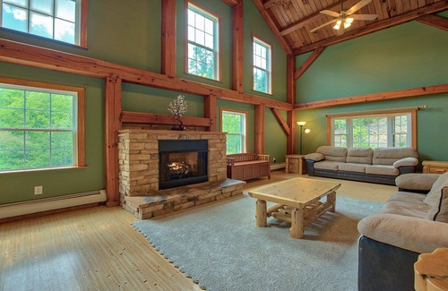 Waynesville Cabina | Cabina espaciosa de Brushy Creek con vista a bold rushing creek, wifi, televisión por cable de alta definición en la sala de juegos, mesa de billar, jacuzzi, parrilla de carbón, pozo de fuego, bold rushing creek.
