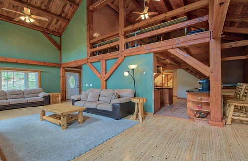 Waynesville Cabina | Cabina espaciosa de Brushy Creek con vista a bold rushing creek, wifi, televisión por cable de alta definición en la sala de juegos, mesa de billar, jacuzzi, parrilla de carbón, pozo de fuego, bold rushing creek.