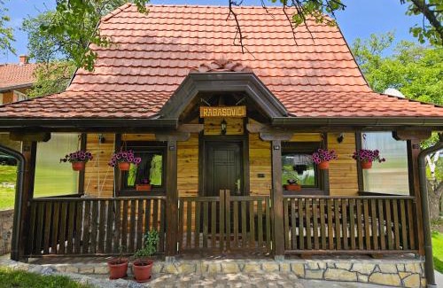 Bajina Basta Casa | Brvnara ispod stare kruške