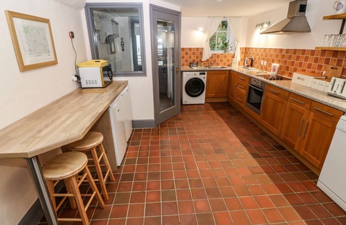 Rhyd-y-clafdy Cabaña | BRYN ABER BACH, pet friendly, with hot tub in Llangybi, Gwynedd