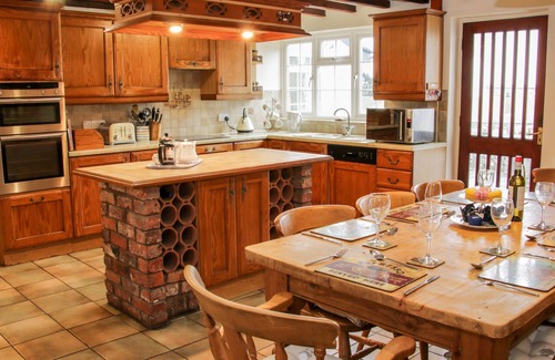Longford Cabaña | BRYN CELYN, pet friendly, character holiday cottage in Trefonen