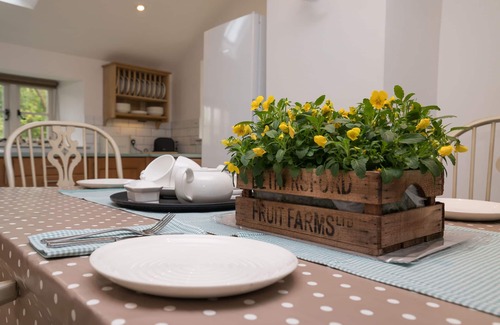 Tal-y-Cafn Cabaña | Desde £ 29 pppn, 2 camas, casa de vacaciones para 4 personas con fuego de leña en Bodnant Estate en la C