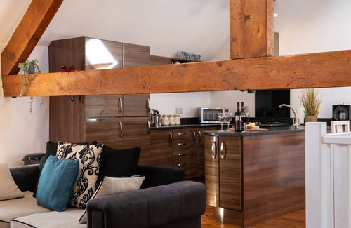 Caergeiliog Otro | Bryn Lon Mawr - 5 bedroom Anglesey holiday barn conversion