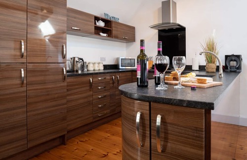 Caergeiliog Otro | Bryn Lon Mawr - 5 bedroom Anglesey holiday barn conversion