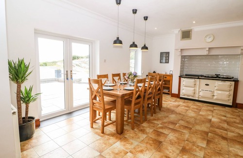 Holyhead Casa | BRYN MEILW, family friendly, with hot tub in Holyhead