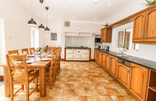 Holyhead Casa | BRYN MEILW, family friendly, with hot tub in Holyhead