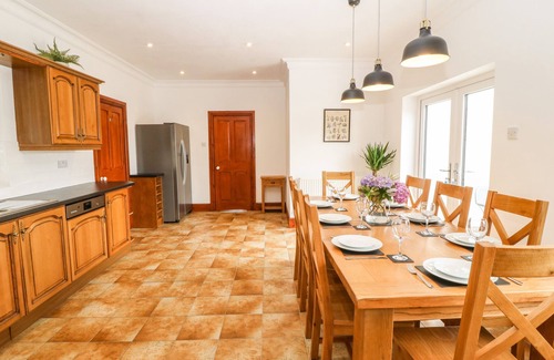 Holyhead Casa | BRYN MEILW, family friendly, with hot tub in Holyhead