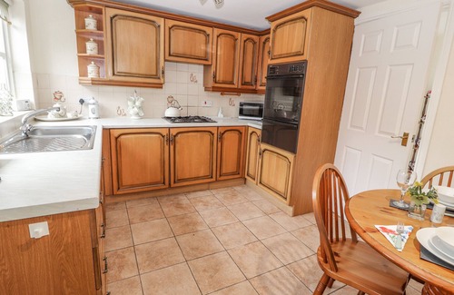 Treffynnon Cabaña | BRYN OFFA COTTAGE, romantic, with a garden in Holywell