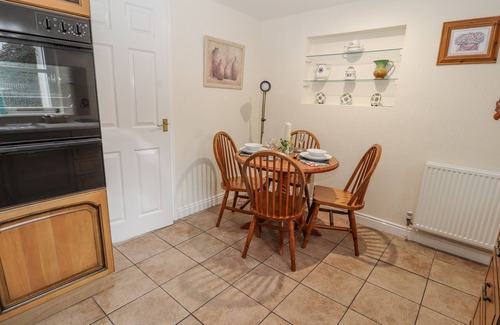 Treffynnon Cabaña | BRYN OFFA COTTAGE, romantic, with a garden in Holywell