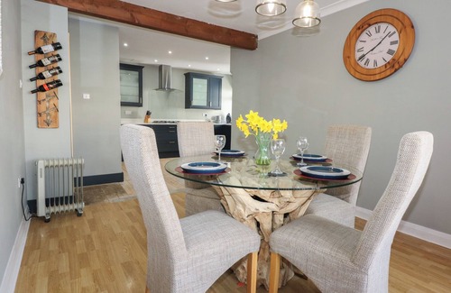 Penrhyn Bay Casa | BRYN-Y-GLYN, character holiday cottage, with a garden in Penrhyn Bay