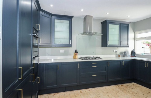 Penrhyn Bay Casa | BRYN-Y-GLYN, character holiday cottage, with a garden in Penrhyn Bay