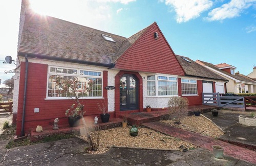 Penrhyn Bay Casa | BRYN-Y-GLYN, character holiday cottage, with a garden in Penrhyn Bay