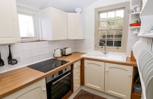 Dinas Cross Cabaña | BRYNHENLLAN COTTAGE, pet friendly, with open fire in Dinas Cross
