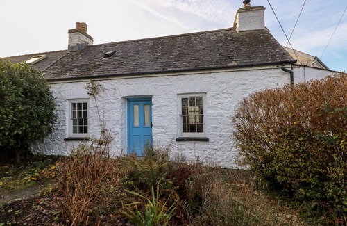 Dinas Cross Cabaña | BRYNHENLLAN COTTAGE, pet friendly, with open fire in Dinas Cross