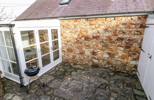 Dinas Cross Cabaña | BRYNHENLLAN COTTAGE, pet friendly, with open fire in Dinas Cross