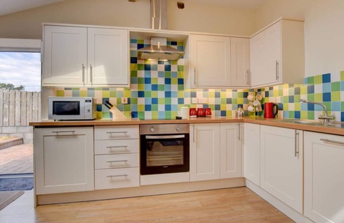 Aberystwyth Casa | Recién reconvertido, pero conserva su carácter con vigas y paredes de piedra, esta decoración de buen gusto