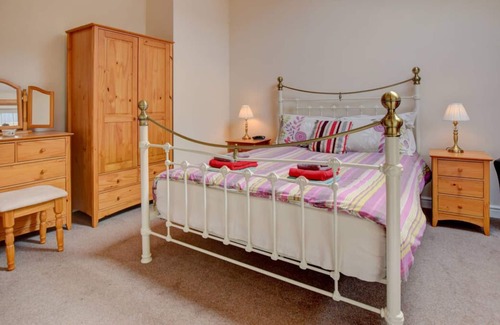 Aberystwyth Casa | Recién reconvertido, pero conserva su carácter con vigas y paredes de piedra, esta decoración de buen gusto