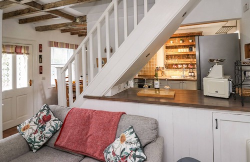 Cwrt Cabaña | BRYNIAU BYCHAIN COTTAGE, pet friendly, with a garden in Cwrt