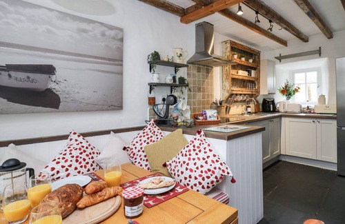 Cwrt Cabaña | BRYNIAU BYCHAIN COTTAGE, pet friendly, with a garden in Cwrt
