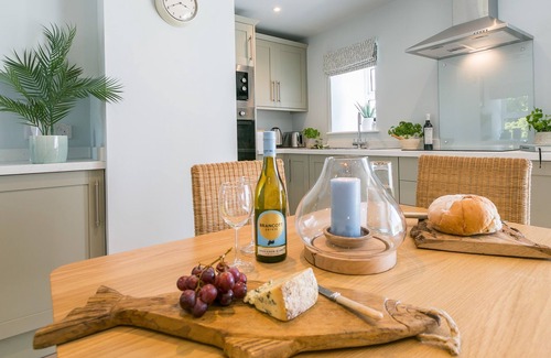 Ty Croes Cabaña | Bryntirion Wyn - sleeps 4 guests in 2 bedrooms