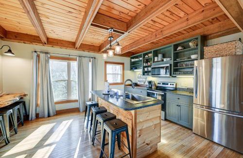 Bryson City Casa | Bryson City Cabin Deck and Mountain-View Hot Tub