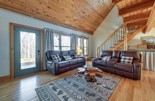 Bryson City Casa | Bryson City Cabin Deck and Mountain-View Hot Tub