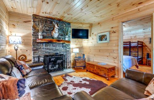 Bryson City Casa | Bryson City Cabin in Smoky Mtn with Resort Amenities