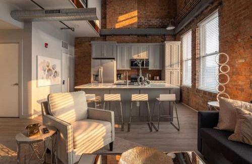 Over-the-Rhine Apartamento | BUBBLES FANTASY SUITE Explore OTR and Rhinegeist