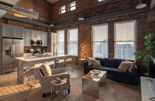 Over-the-Rhine Apartamento | BUBBLES FANTASY SUITE Explore OTR and Rhinegeist