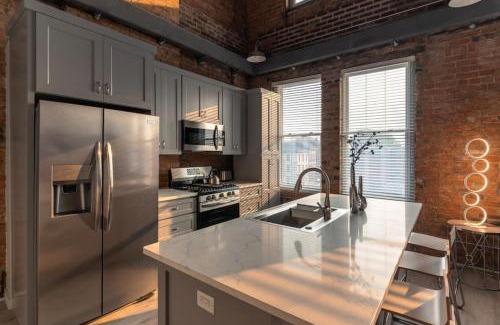Over-the-Rhine Apartamento | BUBBLES FANTASY SUITE Explore OTR and Rhinegeist