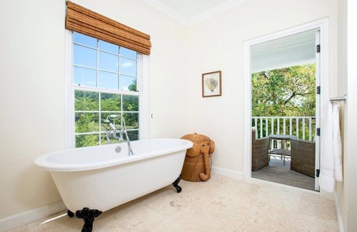 Governor's Harbour Casa | Buccaneer Hill Main House 5 Bedroom Home