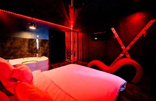 Sector 4 Apartamento | Bucharest red rooms jacuzzi