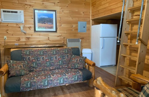 Frank Cabina | Buck Hill Tiny Home Cabin #4 Mountain & Pond Views