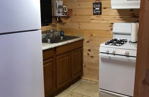 Frank Cabina | Buck Hill Tiny Home Cabin #4 Mountain & Pond Views