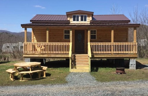 Frank Cabina | Buck Hill Tiny Home Cabin #4 Mountain & Pond Views