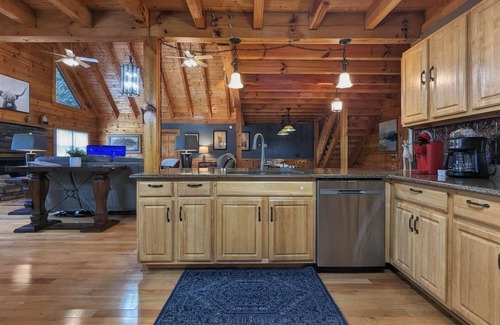 Waynesville Casa | Buck Run on Balsam Ridge, Log Home, A place for togetherness, Well Stocked