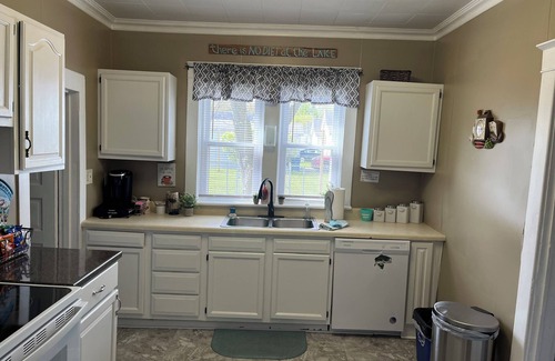 Port Clinton Casa | Buckeye Bungalow 2 Park-Beach-Bonfires-Bikes. Near everything & dog friendly