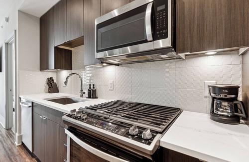Garden Hills Apartamento | Buckhead Apartment Free Parking, Balcony, Gym, and Pool Included