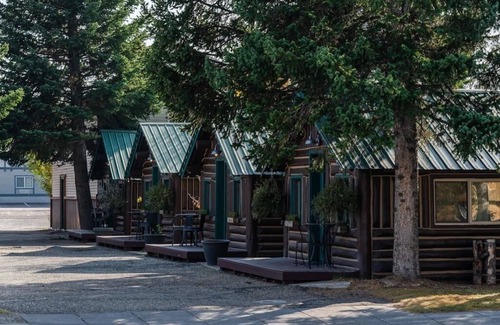West Yellowstone Cabina | Bucking Moose Moose Cabin (#14)