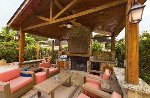 Northside Casa | Buckle n Boots BNB - 20 minutes to downtown and pool
