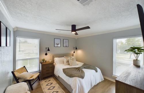 Northside Casa | Buckle n Boots BNB - 20 minutes to downtown and pool