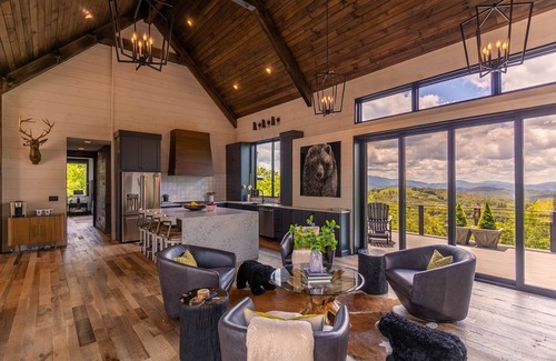 Elk Park Casa | Bucks and Bunnies at Eagles Nest - new, luxury with huge views, hot tub