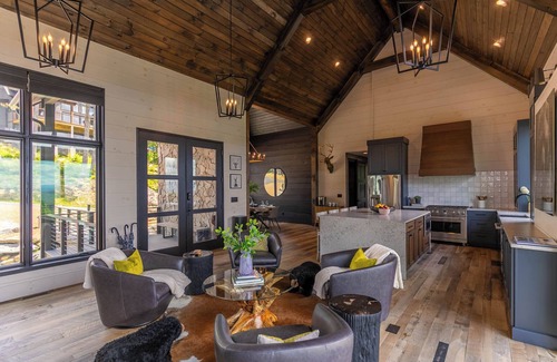 Elk Park Casa | Bucks and Bunnies at Eagles Nest - new, luxury with huge views, hot tub